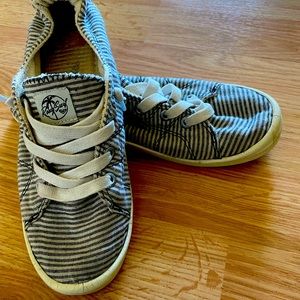 😁4 for 25$ 😁-Size 7 Roxy shoes